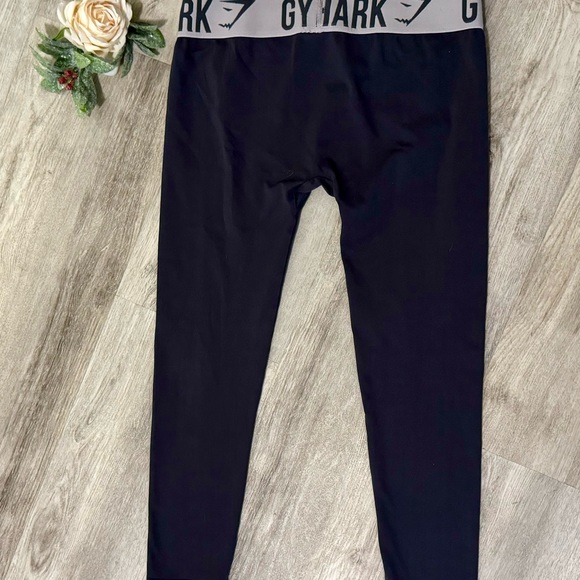 GYMSHARK BUNDLE 🦈- Sports Bra and 2 Pairs of Leggings - Picture 8 of 10